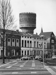 837775 Gezicht op de watertoren aan de Lauwerhof te Utrecht, met op de voorgrond enkele panden aan de Van Asch van ...